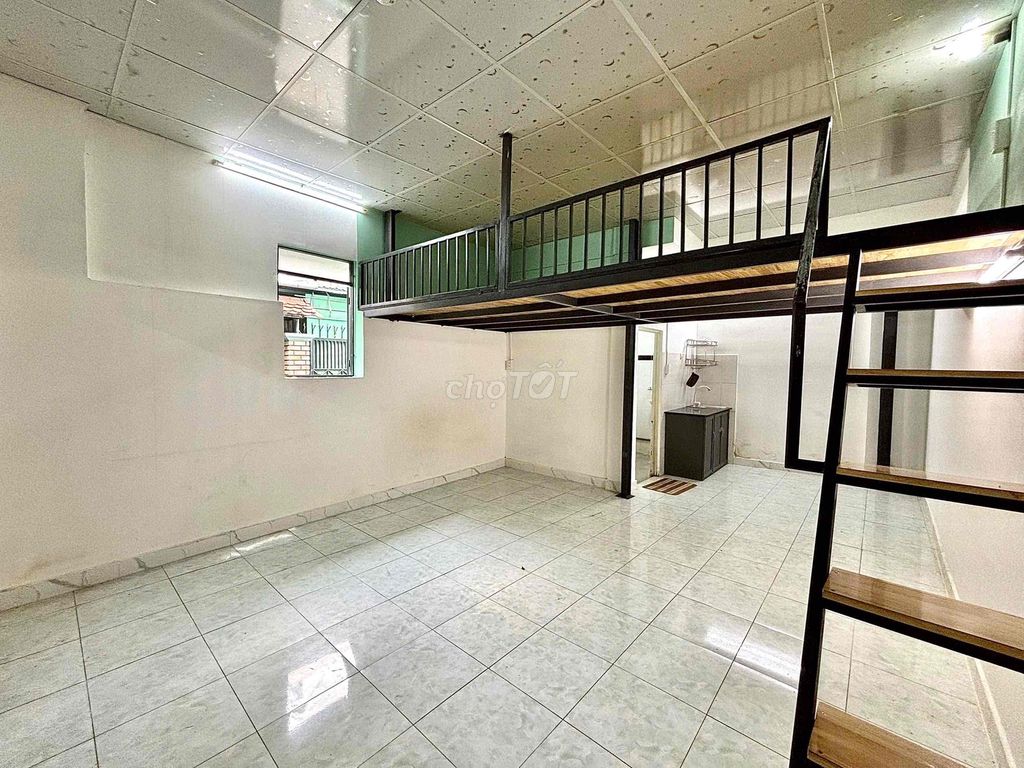 Rent a cheap hotel room next to vov College.
