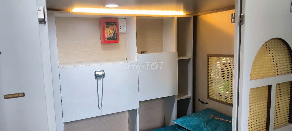 sleepbox room, dorm room closed private 377 per capita ceiling, District 10