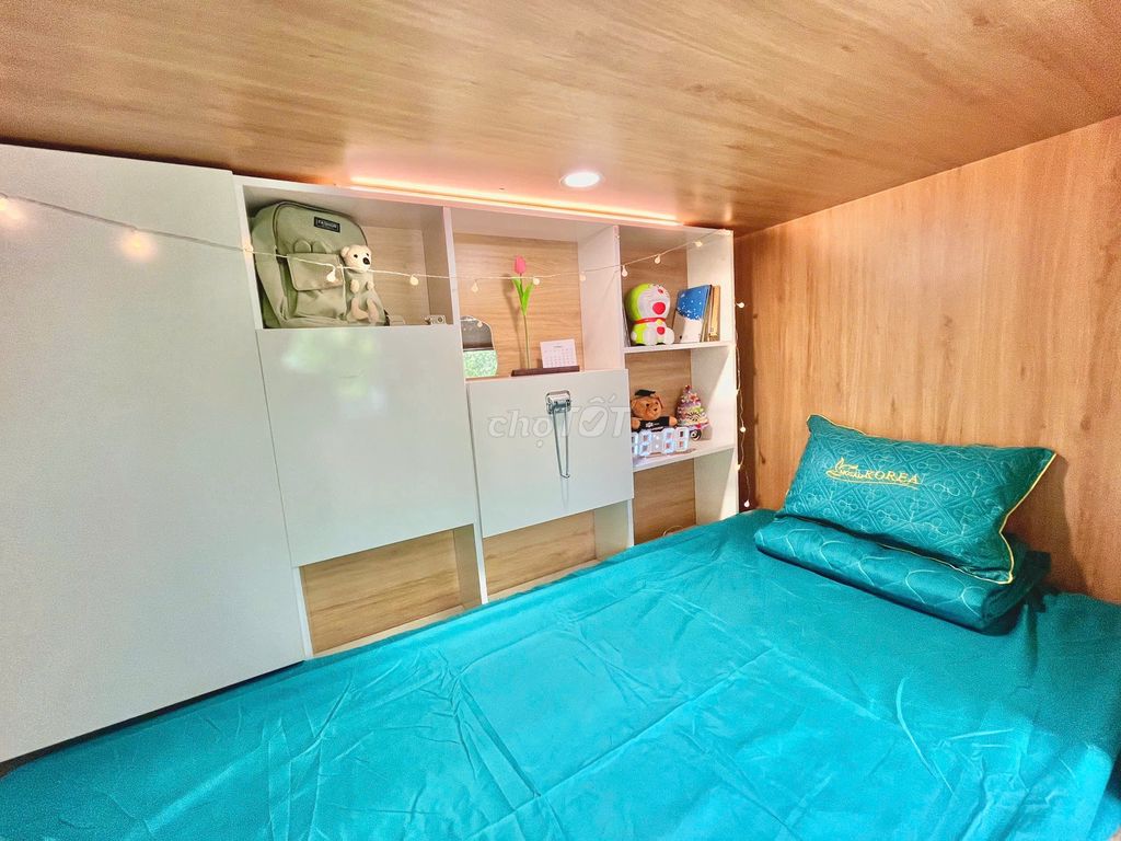 sleepbox room, dorm room closed private 377 per capita ceiling, District 10