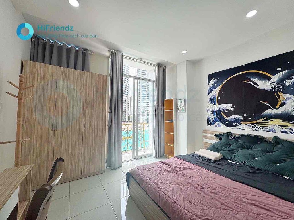 It's the owner who rents the Bancolic studio full of furniture at the end of the convenient sg bridge.