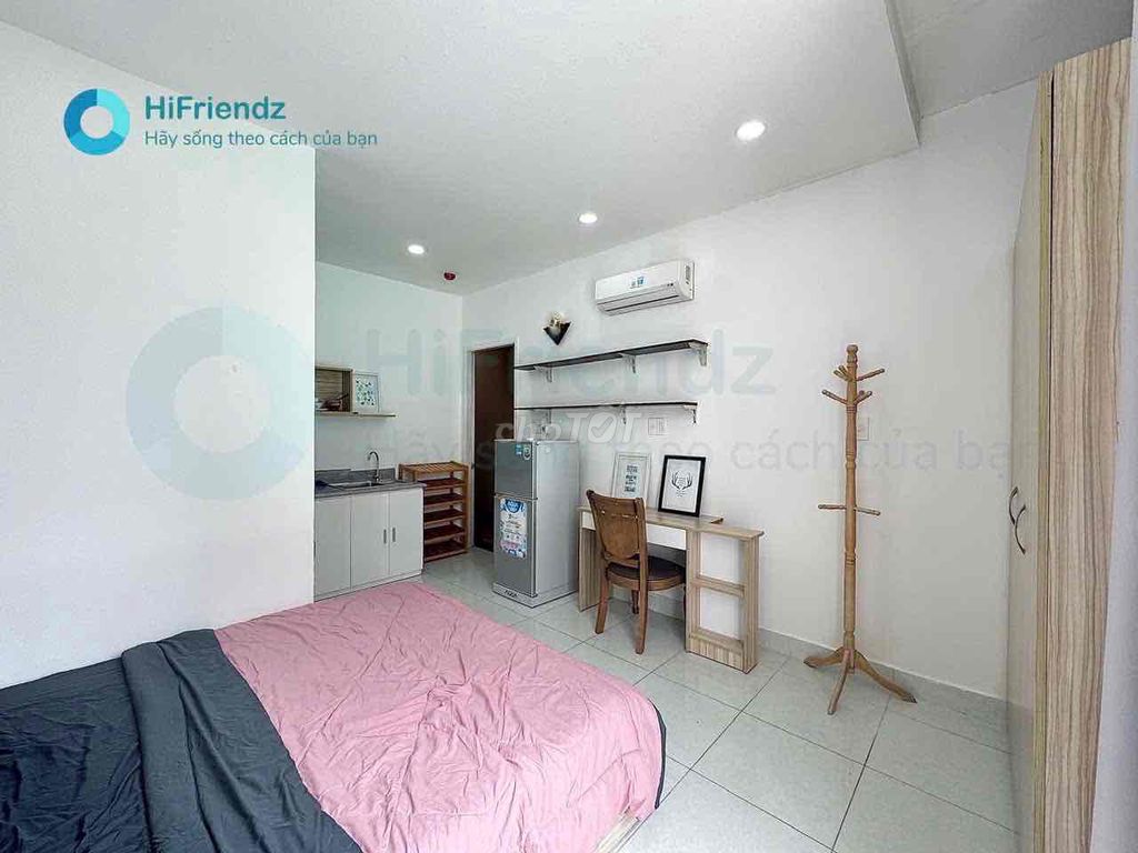 It's the owner who rents the Bancolic studio full of furniture at the end of the convenient sg bridge.