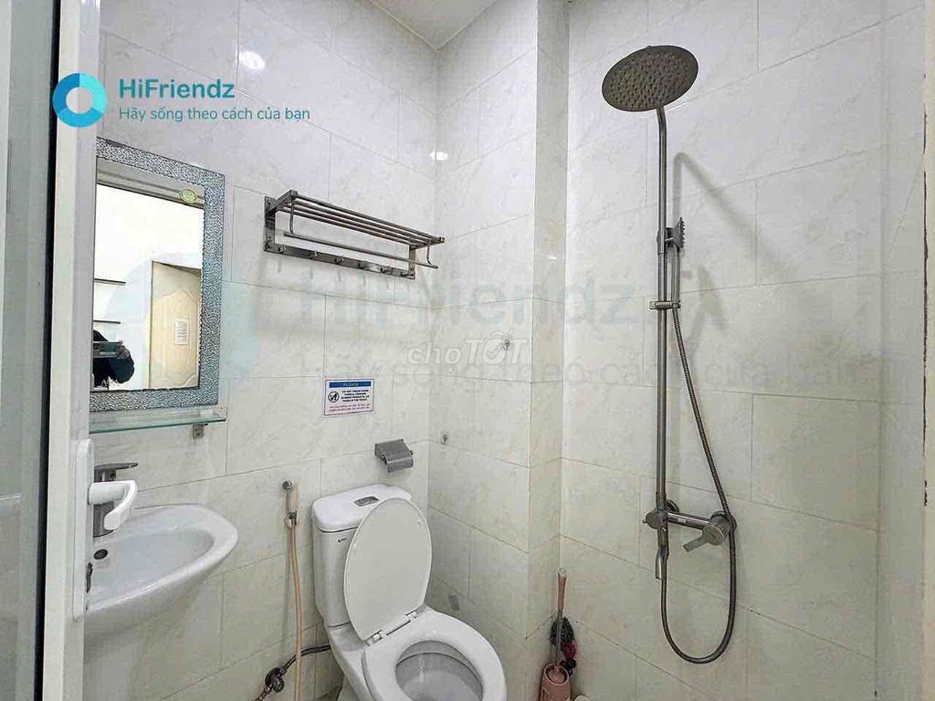 It's the owner who rents the Bancolic studio full of furniture at the end of the convenient sg bridge.