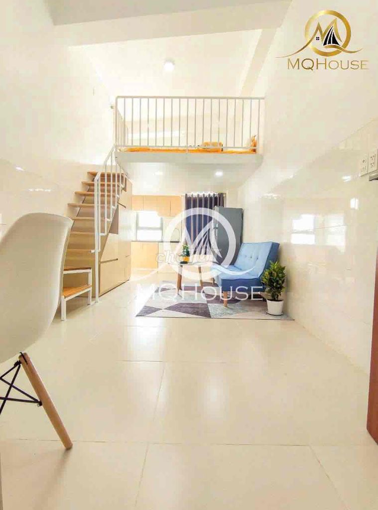 Renting in District 6 has a basic empty building that's 35 meters wide.