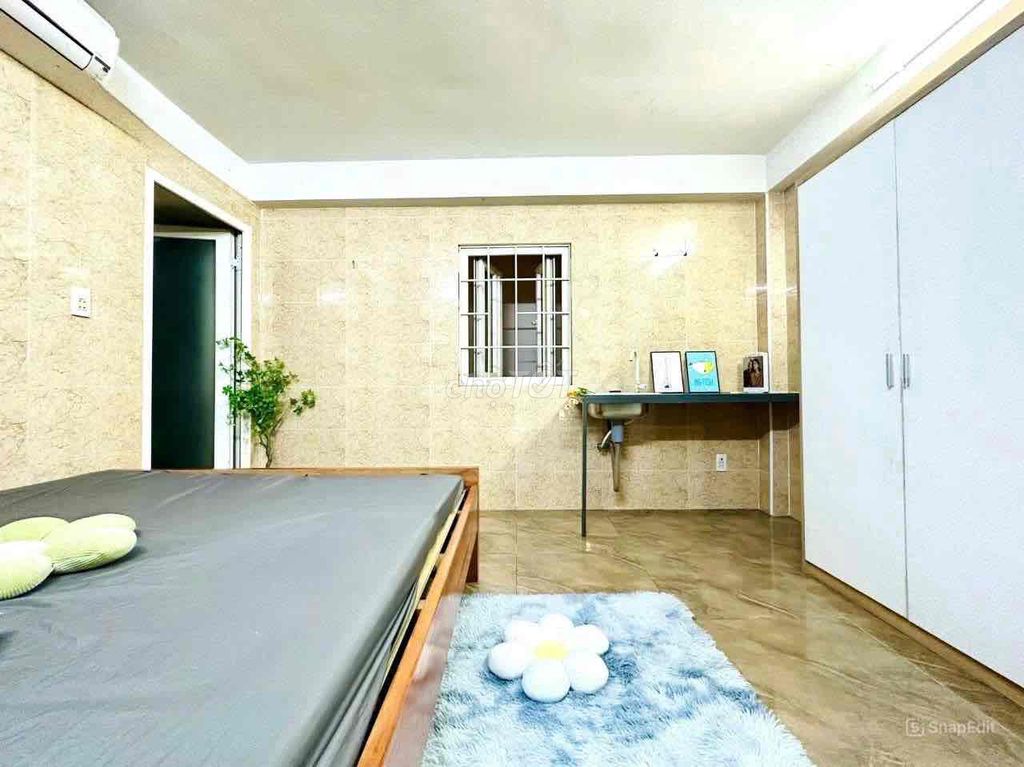 Rent a room cheap - super nice right now. Tây Thạnh, you're up.