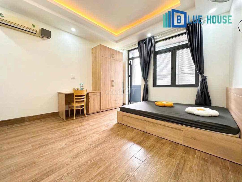 Rent his own balcony room right intown for a discount.