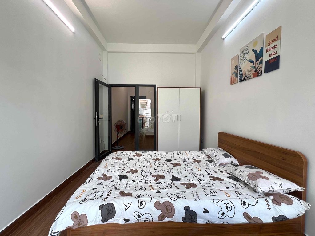A studio room is only 5 x balcony, 100% full of furniture at the foot of the LM bridge.