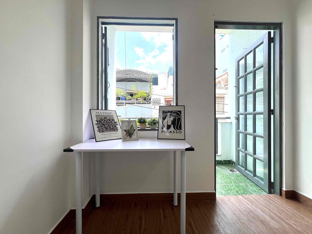A studio room is only 5 x balcony, 100% full of furniture at the foot of the LM bridge.