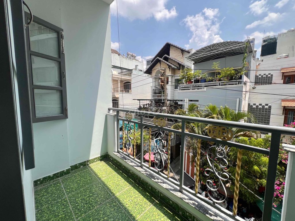A studio room is only 5 x balcony, 100% full of furniture at the foot of the LM bridge.