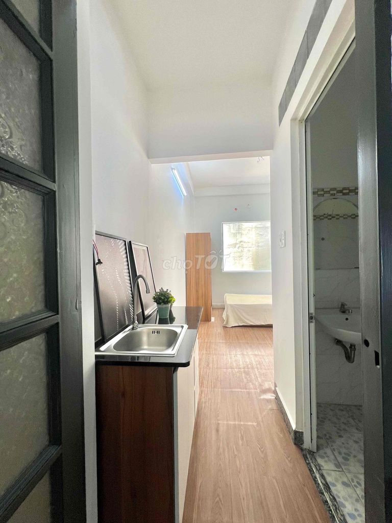 A studio room is only 5 x balcony, 100% full of furniture at the foot of the LM bridge.