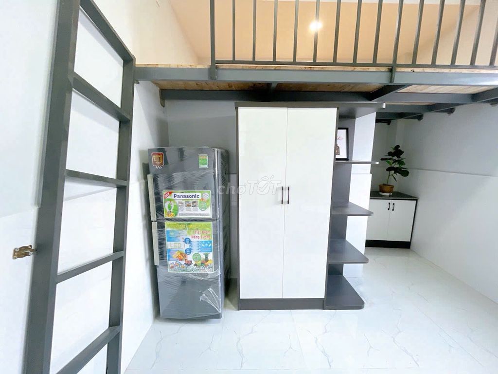 The furniture room is located right near the Constitutional University.