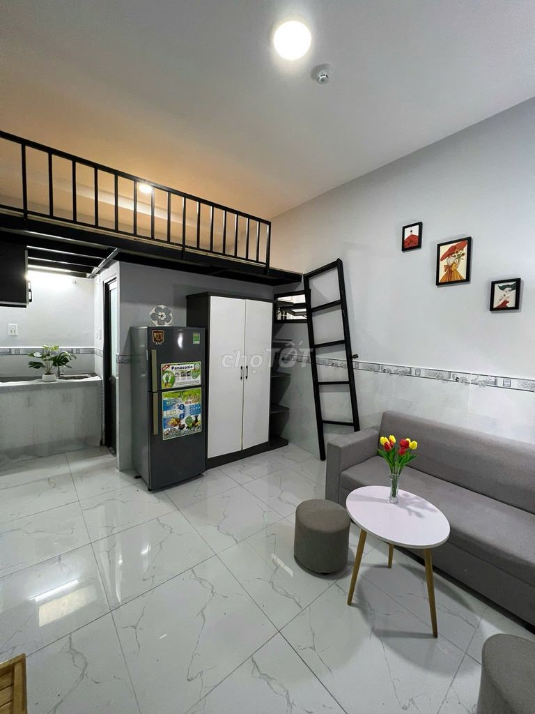 The furniture room is located right near the Constitutional University.