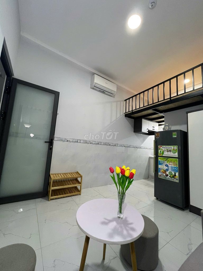 The furniture room is located right near the Constitutional University.
