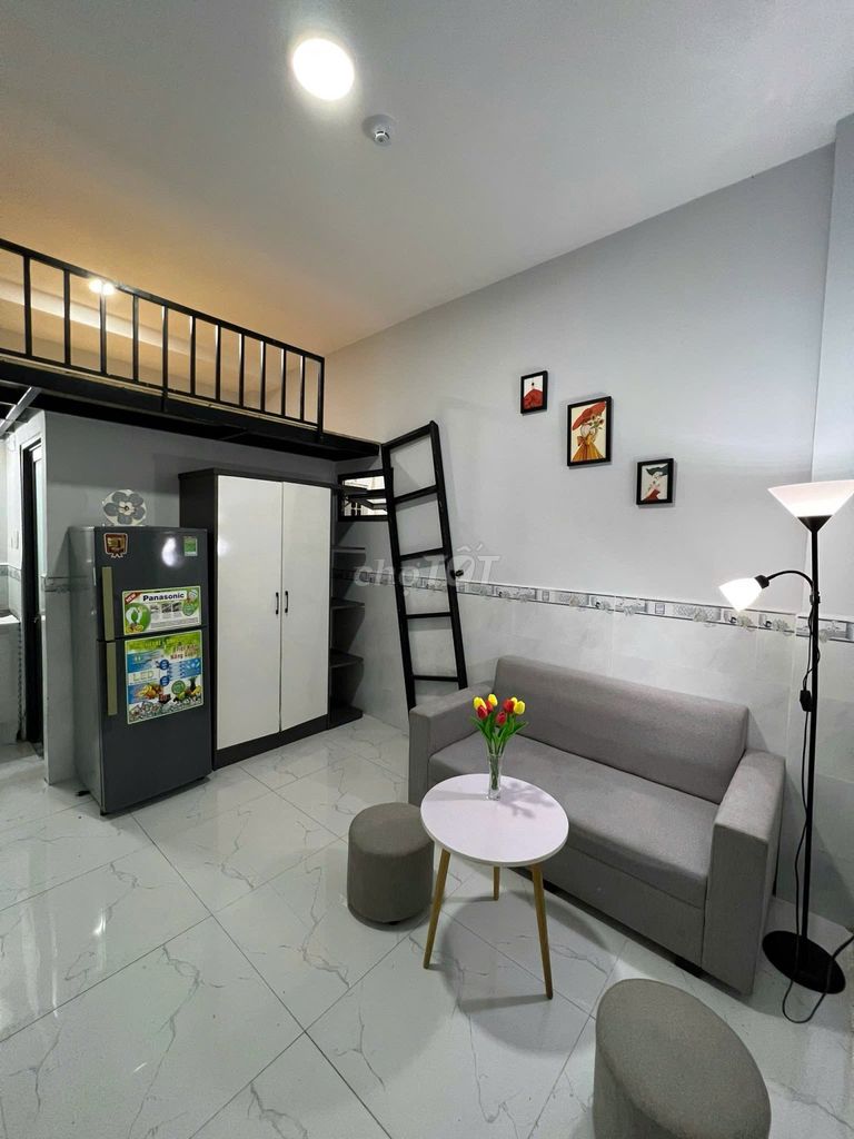 The furniture room is located right near the Constitutional University.
