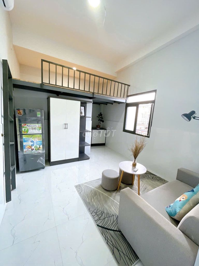 The furniture room is located right near the Constitutional University.