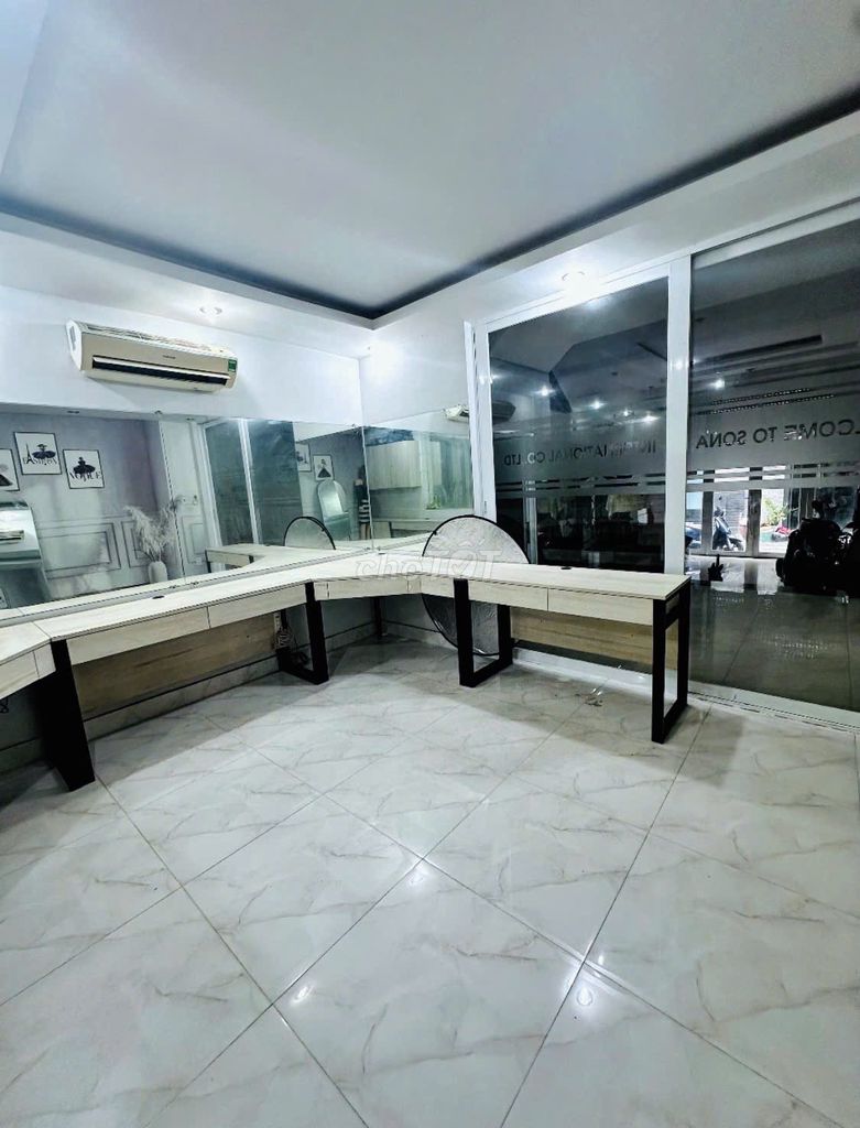 Rent a fancy room for a minicreature or in single-car alley 6 M