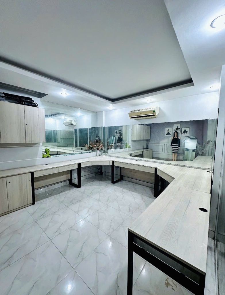 Rent a fancy room for a minicreature or in single-car alley 6 M