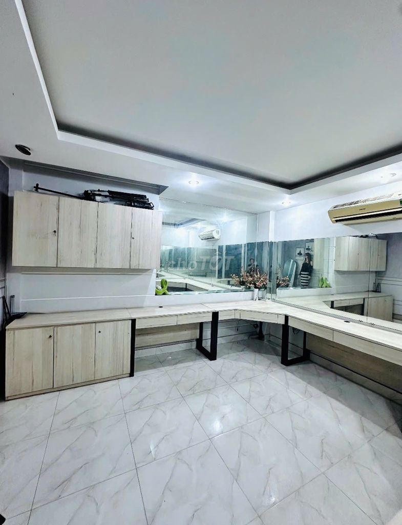 Rent a fancy room for a minicreature or in single-car alley 6 M