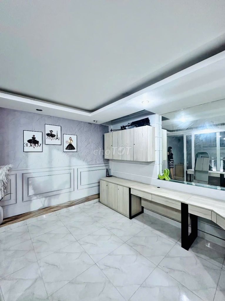 Rent a fancy room for a minicreature or in single-car alley 6 M