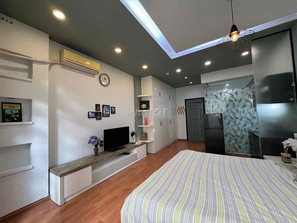 Rent a new full-industrial studio 100% balcony downtown in District 1.