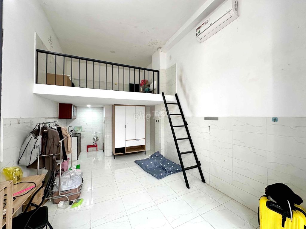 The kiot-like motel is 1 M8 with a super-wide courtyard right here in Thống Nhất.