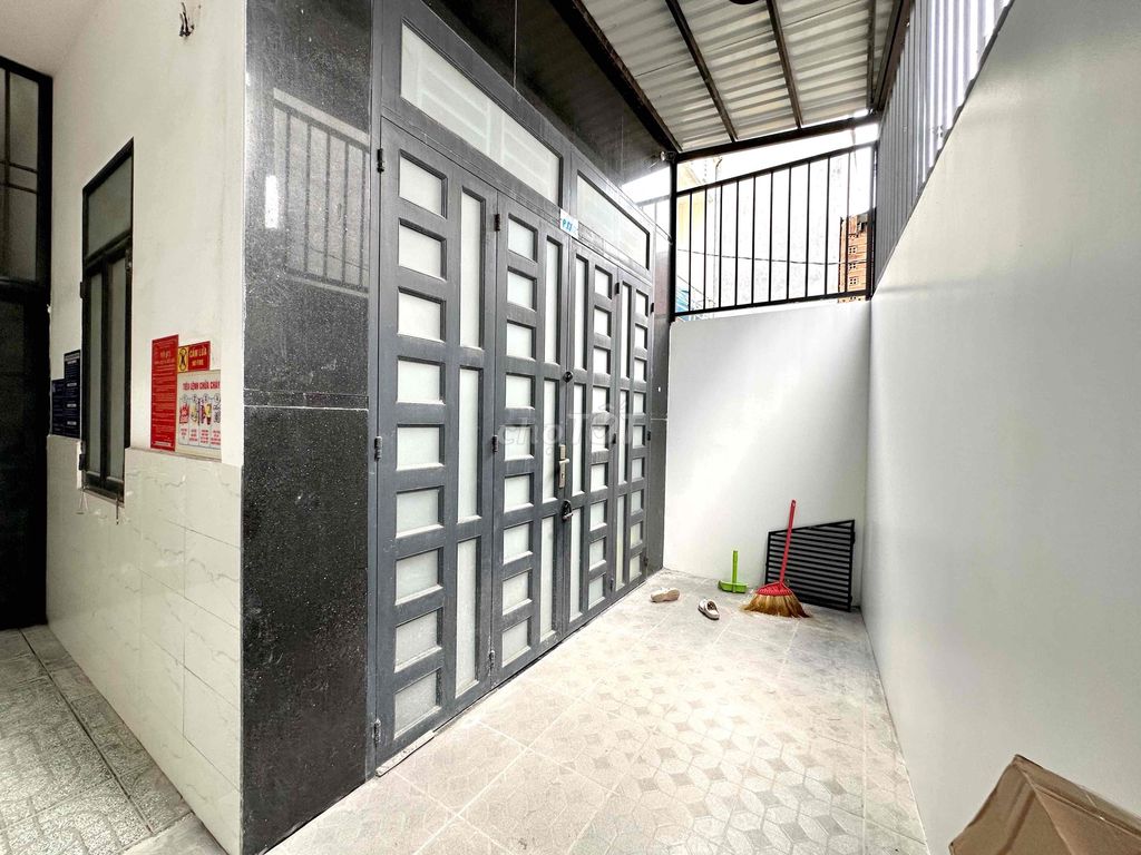 The kiot-like motel is 1 M8 with a super-wide courtyard right here in Thống Nhất.