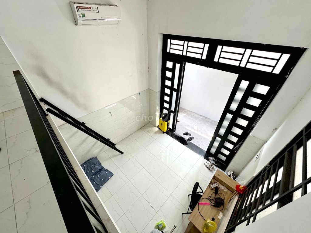 The kiot-like motel is 1 M8 with a super-wide courtyard right here in Thống Nhất.