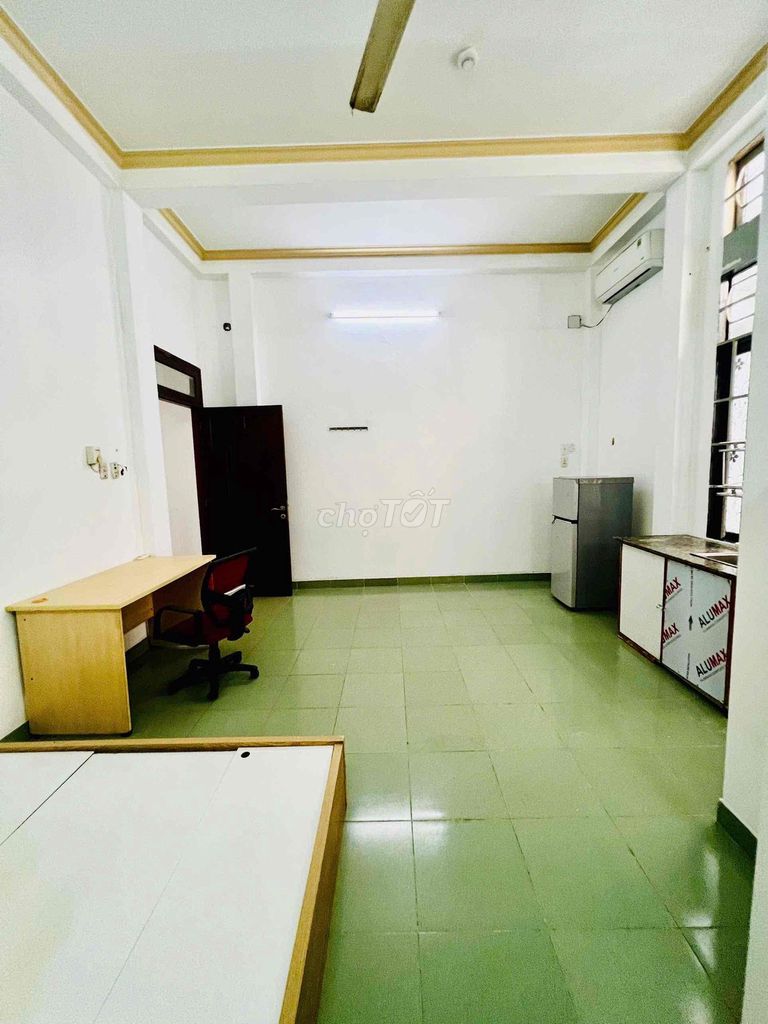 The master interior studio near the airport-cv ac-cup-huplit paint field