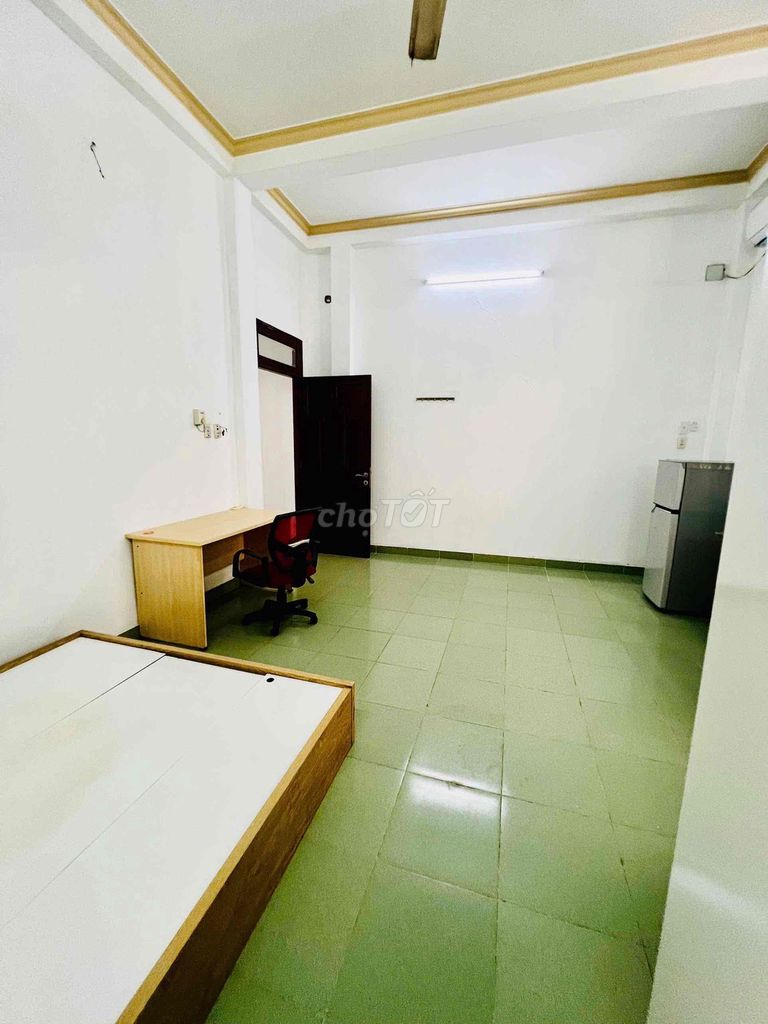 The master interior studio near the airport-cv ac-cup-huplit paint field