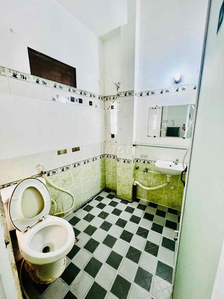 The master interior studio near the airport-cv ac-cup-huplit paint field