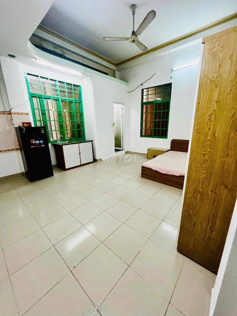 The master interior studio near the airport-cv ac-cup-huplit paint field