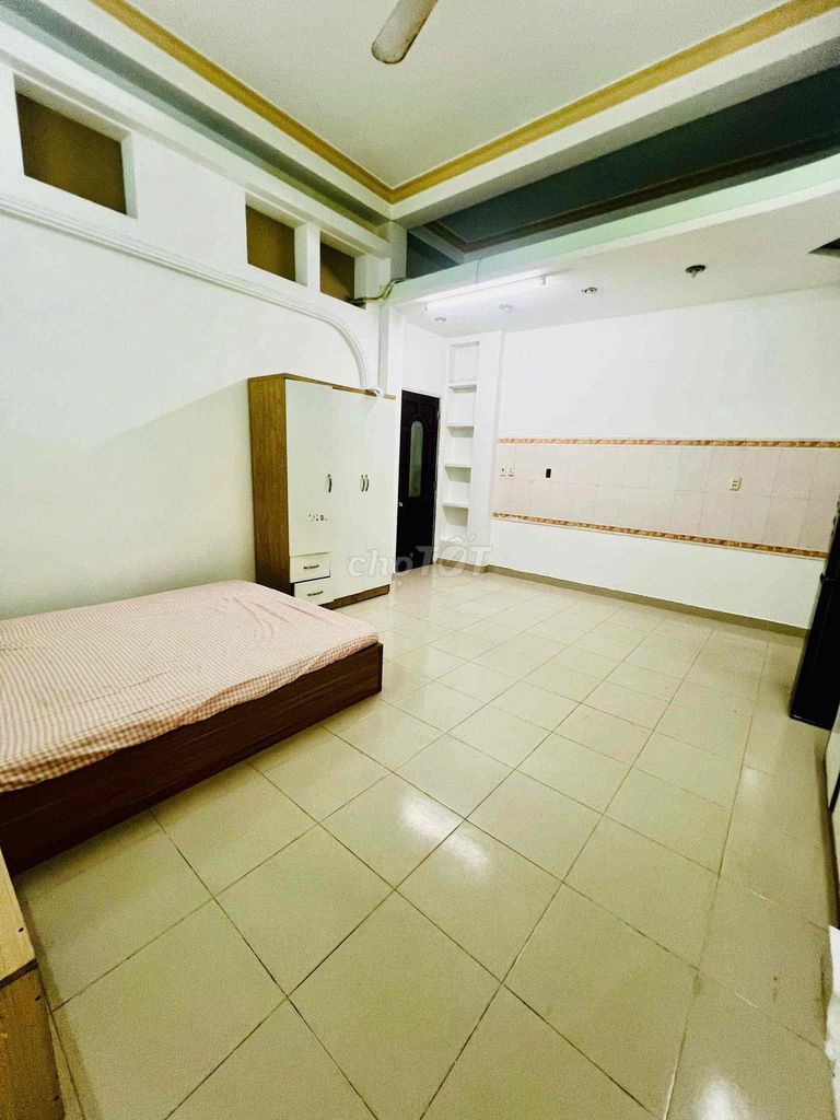The master interior studio near the airport-cv ac-cup-huplit paint field