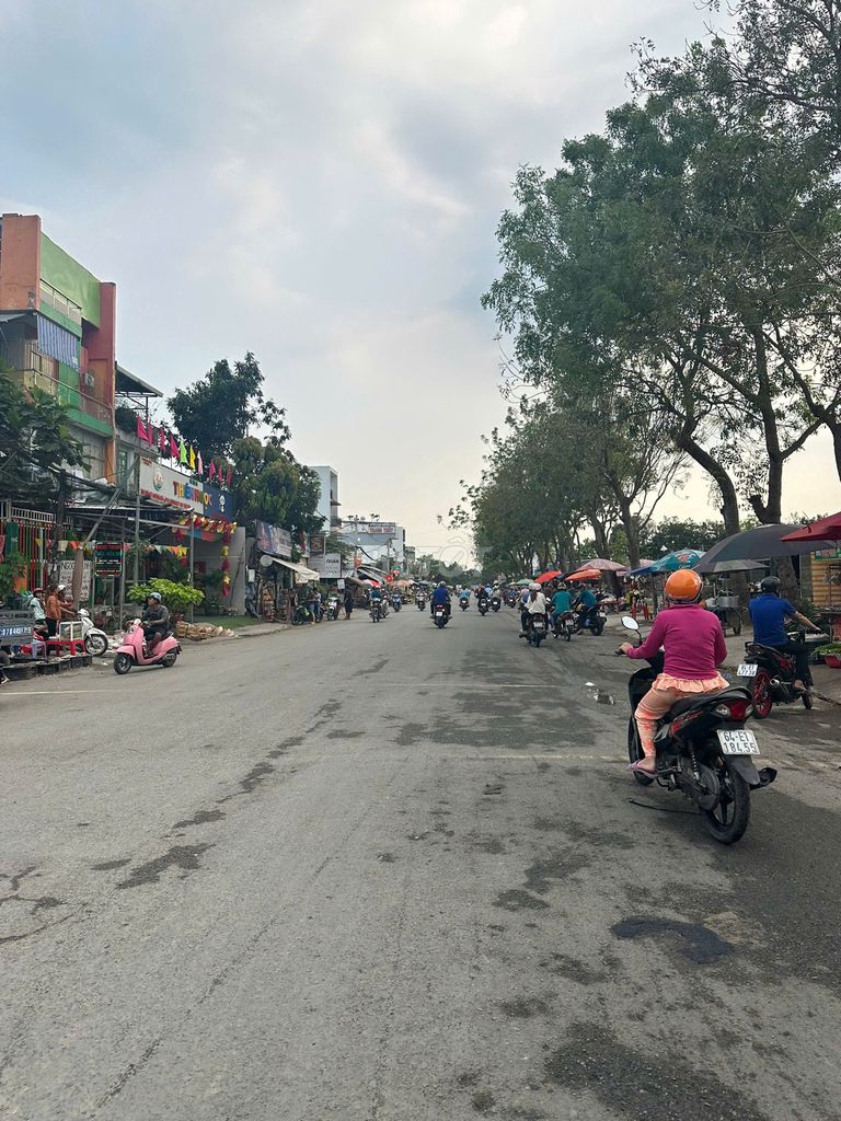 The room is clean-fronted on the Great Road, crowded.
