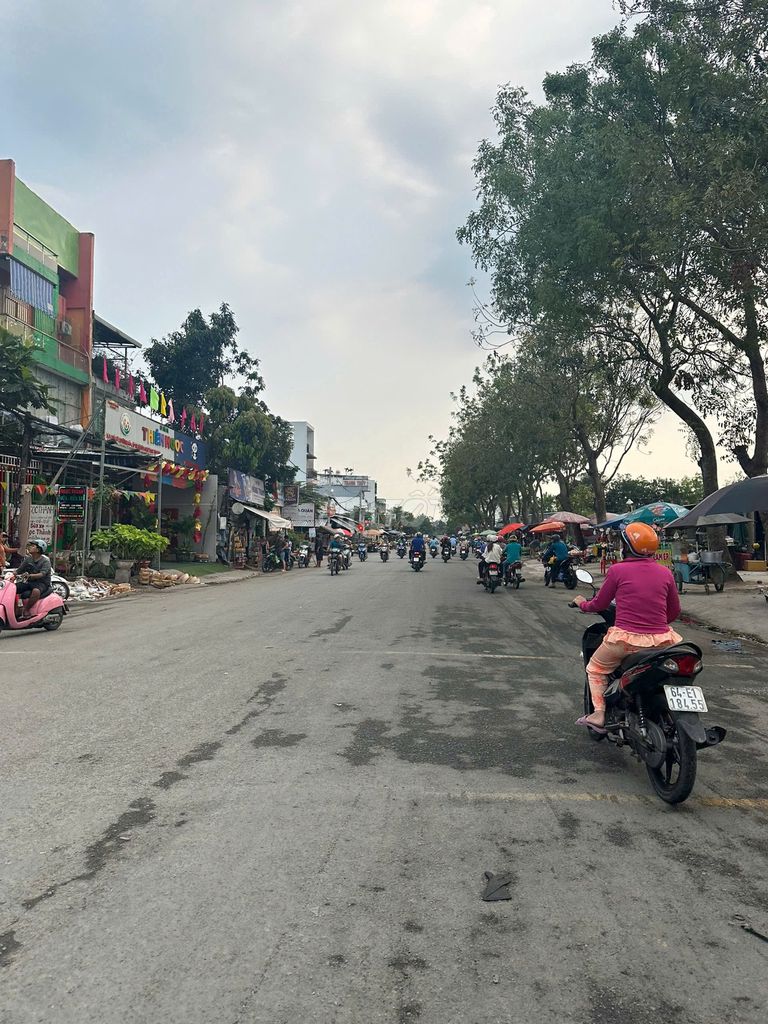 The room is clean-fronted on the Great Road, crowded.