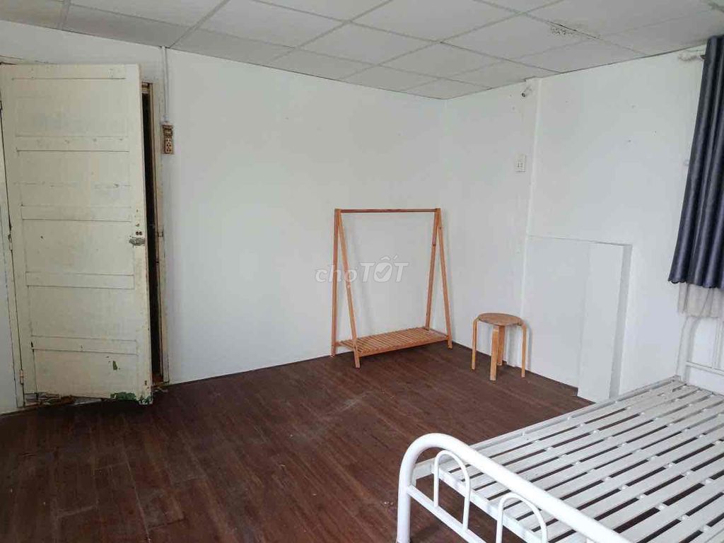 Rent the center room in the fifth district near the crime school, medical care.