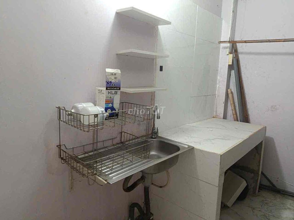 Rent the center room in the fifth district near the crime school, medical care.