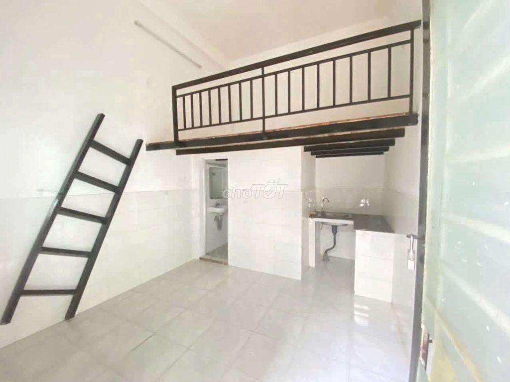 Rent a room with a guard on it near the commercial university.