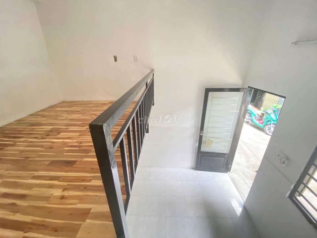 Rent a room with a guard on it near the commercial university.