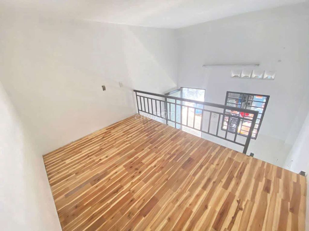 Rent a room with a guard on it near the commercial university.