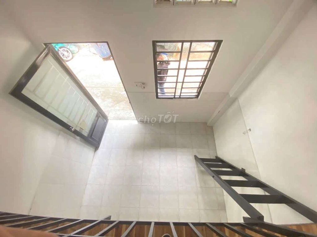 Rent a room with a guard on it near the commercial university.
