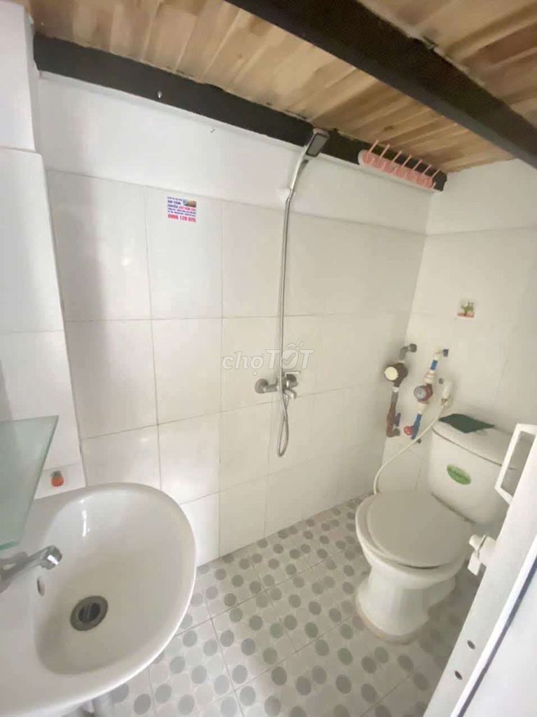Rent a room with a guard on it near the commercial university.