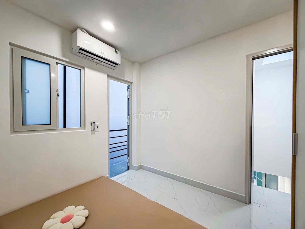 The guard room near the University of Financial Mark Weinberg, bordering to District 4.