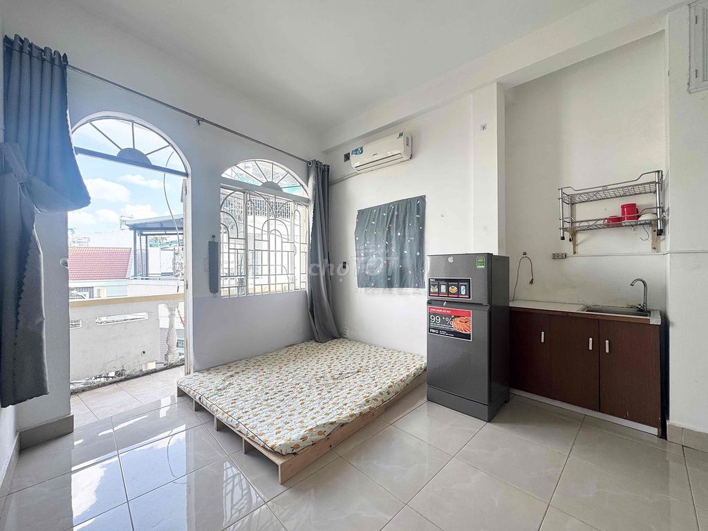 It's the owner of the studio that rents the full interior of the super-scalated bancol near the market.