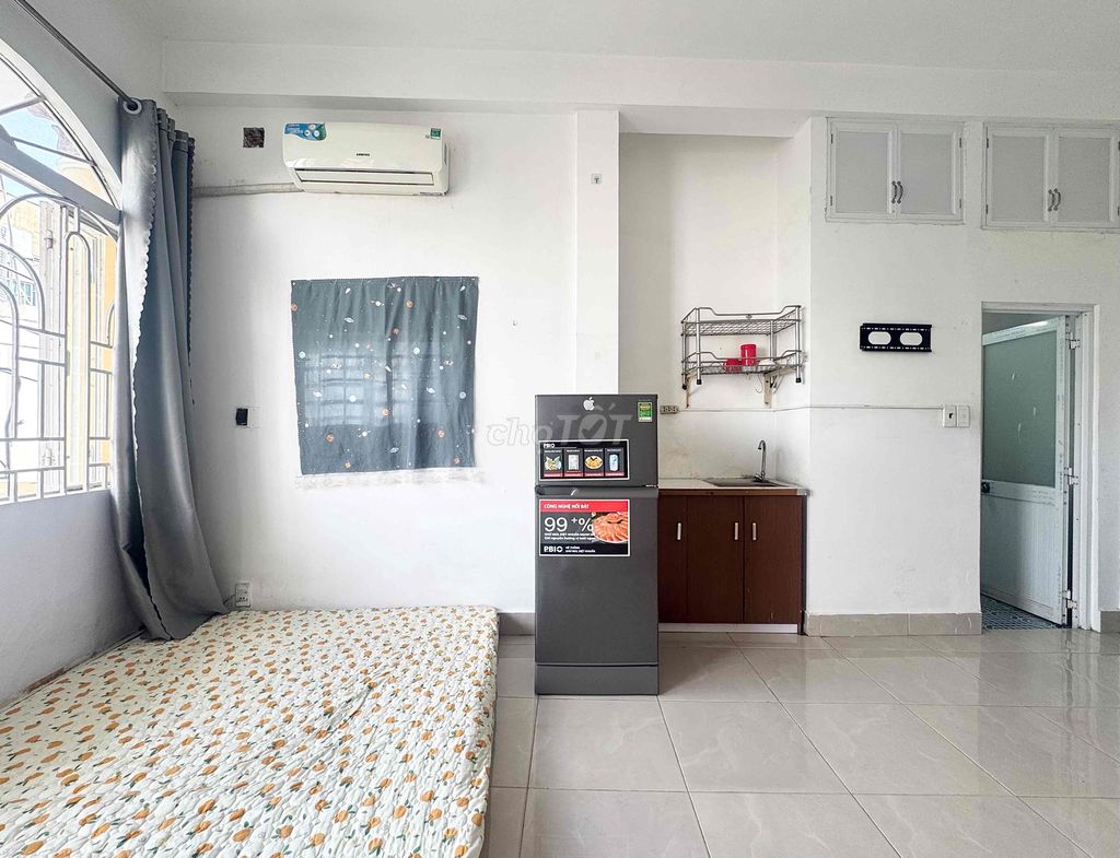 It's the owner of the studio that rents the full interior of the super-scalated bancol near the market.