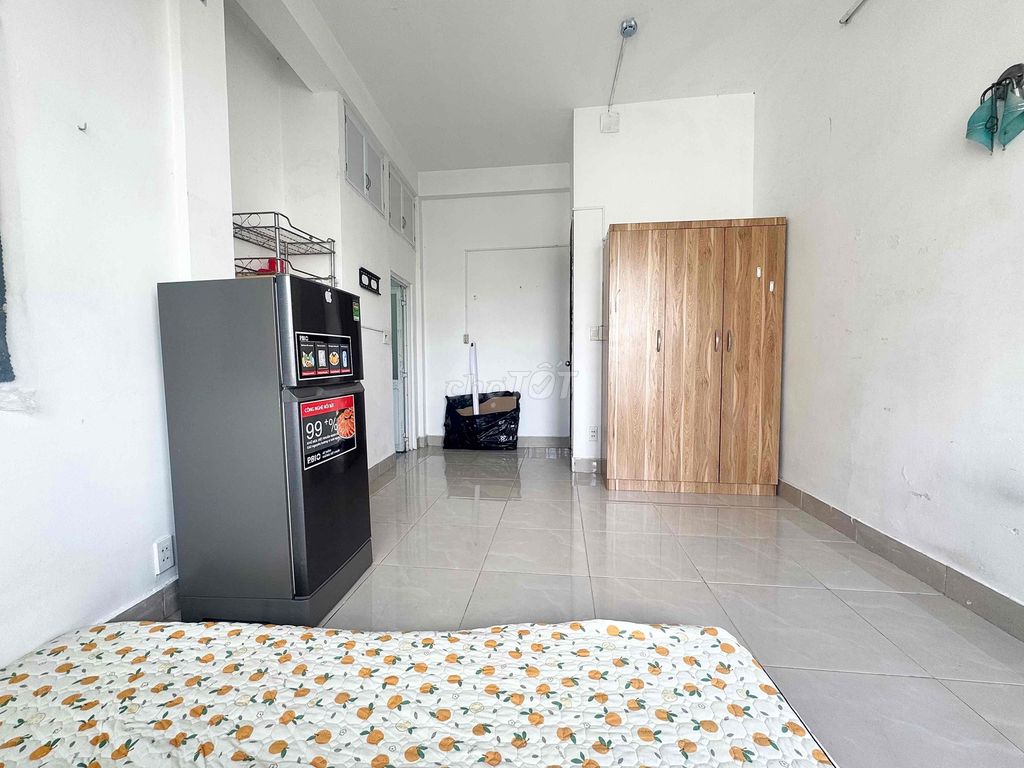 It's the owner of the studio that rents the full interior of the super-scalated bancol near the market.