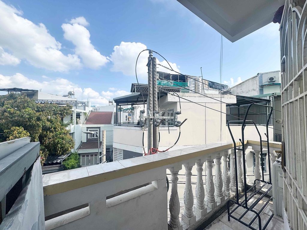 It's the owner of the studio that rents the full interior of the super-scalated bancol near the market.