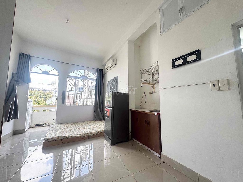 It's the owner of the studio that rents the full interior of the super-scalated bancol near the market.