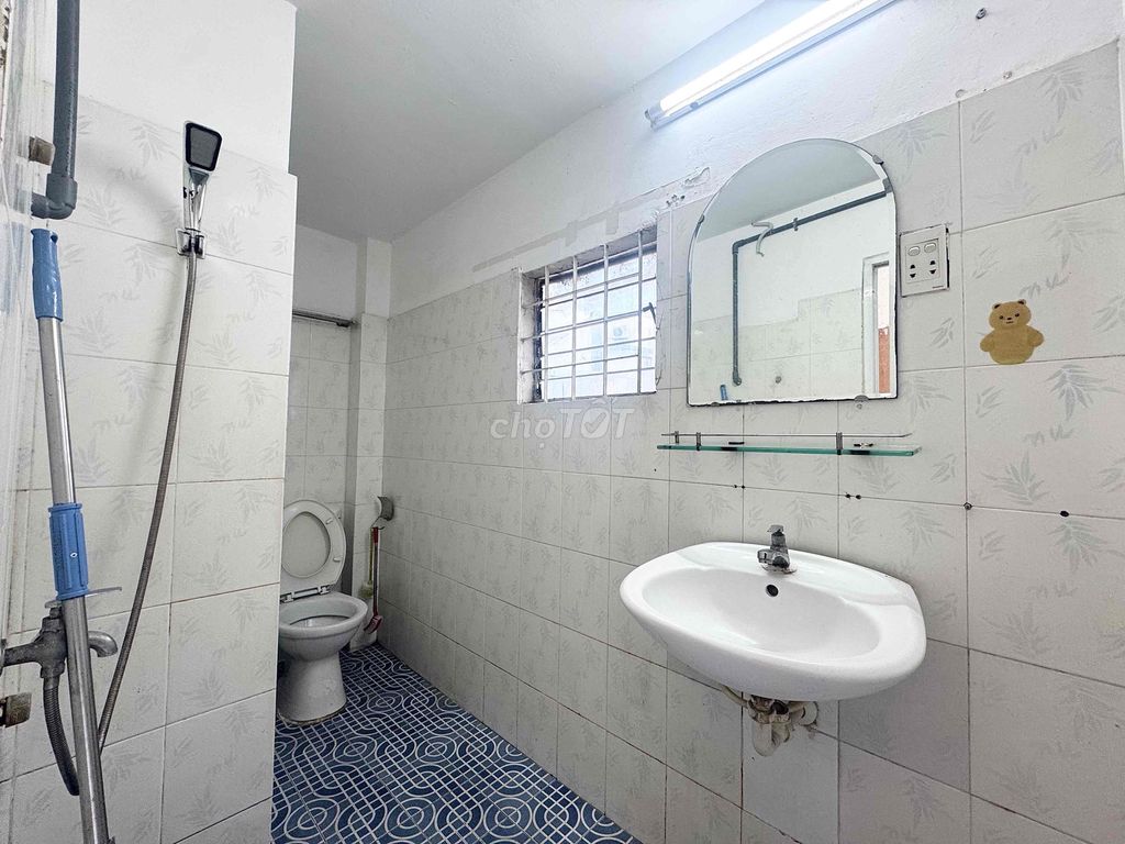 It's the owner of the studio that rents the full interior of the super-scalated bancol near the market.
