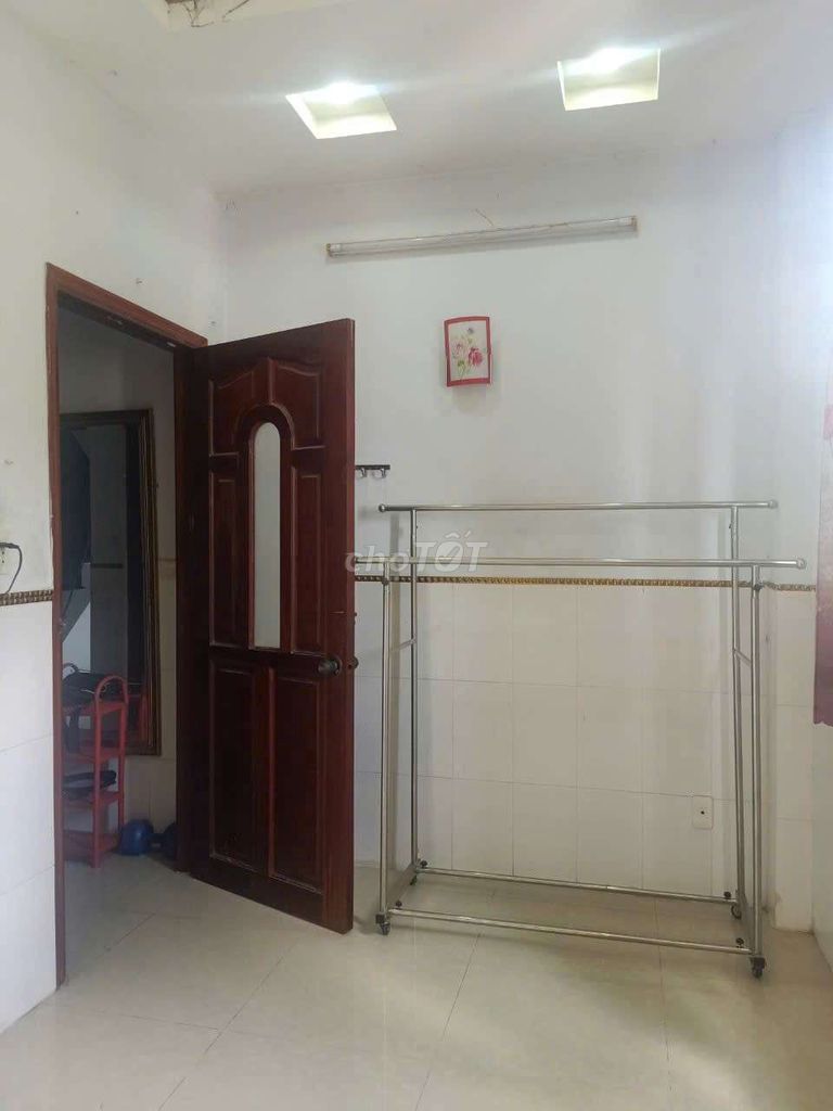 Rent a cheap room near the University of Public Trade for 3 minutes' walk.