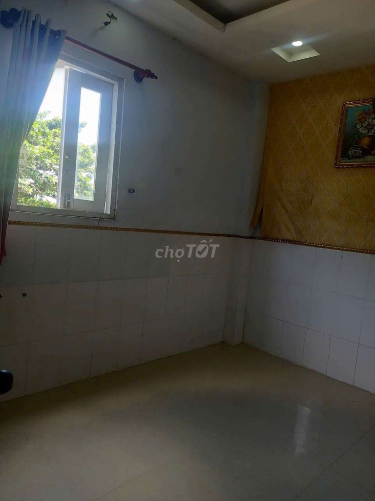 Rent a cheap room near the University of Public Trade for 3 minutes' walk.