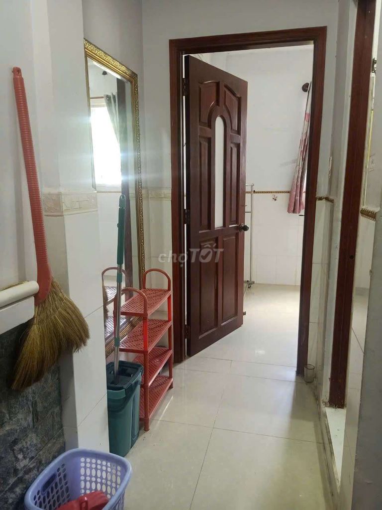Rent a cheap room near the University of Public Trade for 3 minutes' walk.